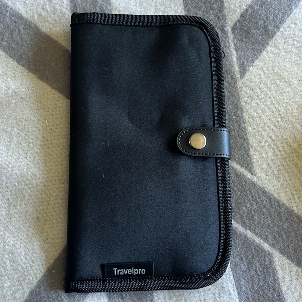 NWOT Travelpro passport and credit card travel portfolio
